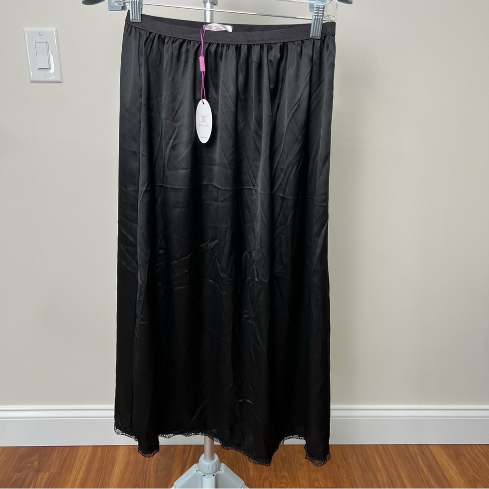 NWT. Avid love under skirt.
